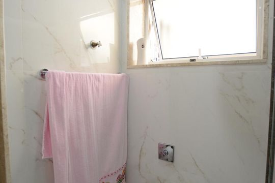 Banheiro da suite de apartamento à venda com 3 quartos, 80m² em Bonsucesso, Rio de Janeiro