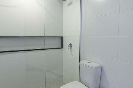 Banheiro de apartamento para alugar com 1 quarto, 50m² em Independência, Porto Alegre