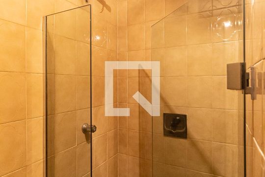 Banheiro da Garagem de casa para alugar com 3 quartos, 240m² em Aclimação, São Paulo