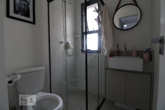 Banheiro de kitnet/studio para alugar com 1 quarto, 35m² em Campo Belo, São Paulo