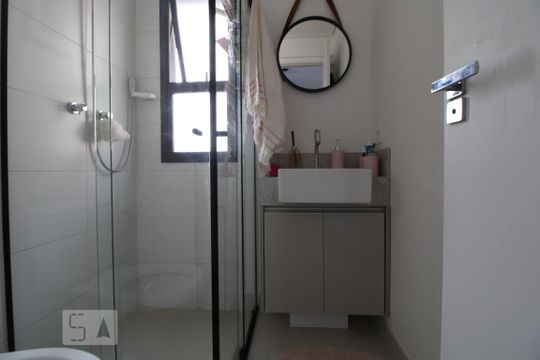 Banheiro de kitnet/studio para alugar com 1 quarto, 35m² em Campo Belo, São Paulo