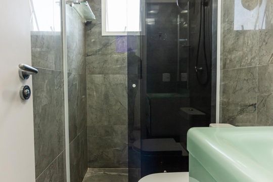 Banheiro de apartamento à venda com 2 quartos, 57m² em Santo Antônio, Osasco