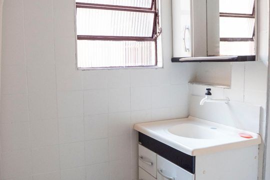 Banheiro de casa à venda com 2 quartos, 65m² em Jardim Botucatu, São Paulo