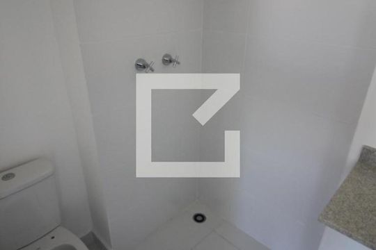 Banheiro de kitnet/studio para alugar com 1 quarto, 21m² em Belenzinho, São Paulo