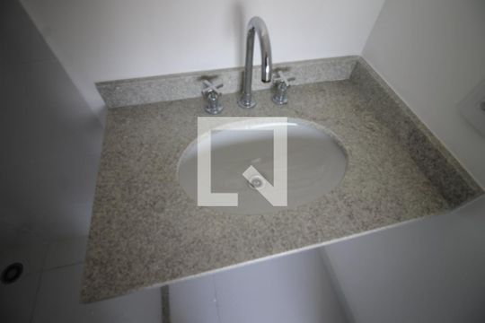 Banheiro de kitnet/studio para alugar com 1 quarto, 21m² em Belenzinho, São Paulo
