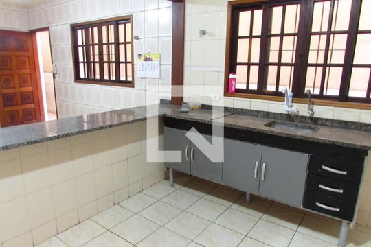Cozinha de casa para alugar com 4 quartos, 290m² em Jardim Santa Rosa, Taboão da Serra