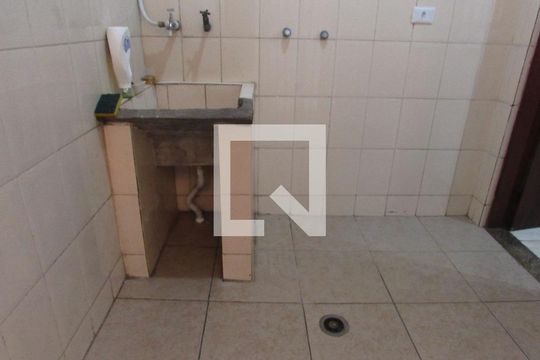 Área de Serviço de casa para alugar com 4 quartos, 290m² em Jardim Santa Rosa, Taboão da Serra