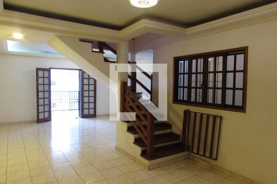 Casa para alugar com 4 quartos, 290m² em Jardim Santa Rosa, Taboão da Serra