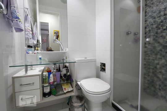 Banheiro de apartamento para alugar com 2 quartos, 52m² em Taquara, Rio de Janeiro