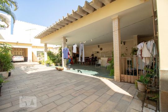 Corredor garagem de casa à venda com 4 quartos, 600m² em Vila Valqueire, Rio de Janeiro
