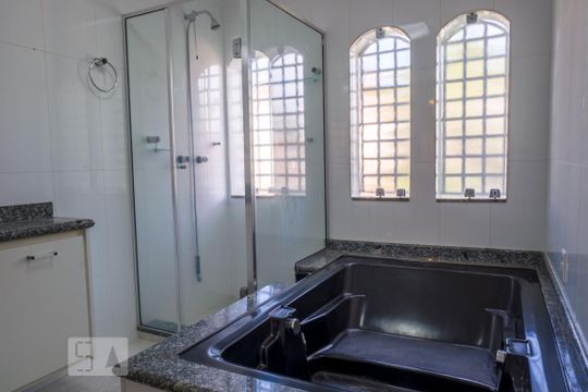 Banheiro da suíte de casa para alugar com 2 quartos, 110m² em Vila Ester (zona Norte), São Paulo