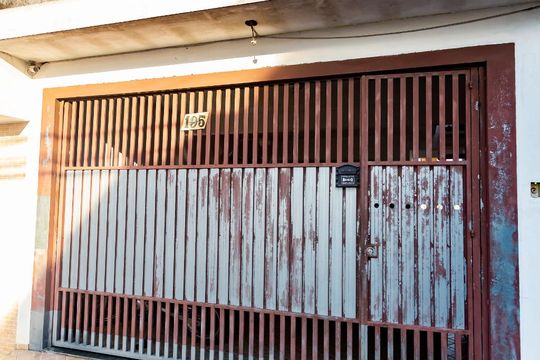 Fachada de casa à venda com 3 quartos, 162m² em Santo Antônio, Osasco