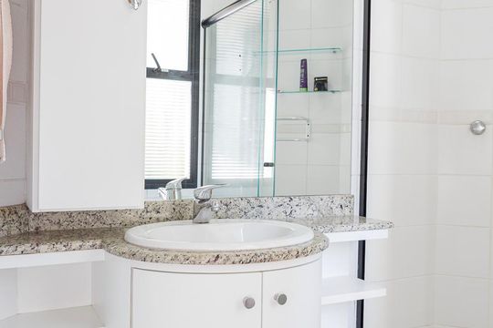 Banheiro da Suite de apartamento à venda com 2 quartos, 64m² em Sumaré, São Paulo