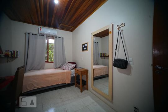 Quarto 2 de casa à venda com 4 quartos, 120m² em Humaitá, Porto Alegre