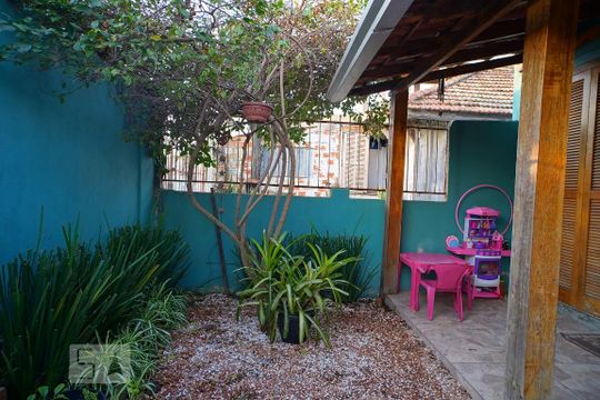 Frente da casa de casa à venda com 4 quartos, 120m² em Humaitá, Porto Alegre