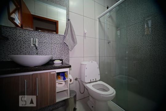 Banheiro de casa à venda com 4 quartos, 120m² em Humaitá, Porto Alegre