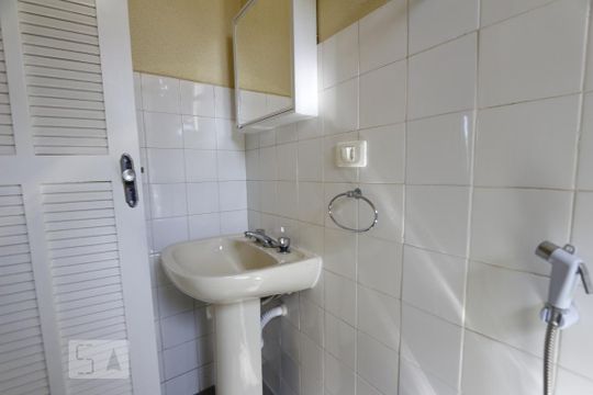 Banheiro de apartamento à venda com 2 quartos, 48m² em Jacarepaguá, Rio de Janeiro