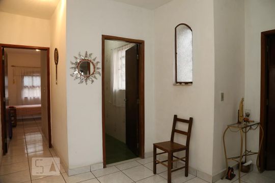 Corredor  de casa à venda com 3 quartos, 160m² em Jardim Morro Verde, São Paulo