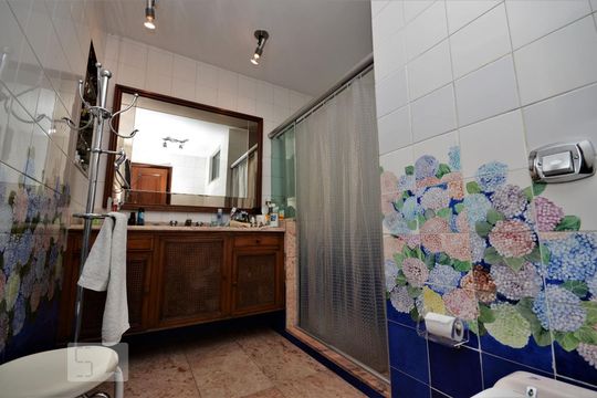 Banheiro da Suíte 1 de apartamento à venda com 3 quartos, 277m² em Laranjeiras, Rio de Janeiro