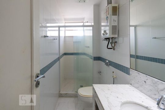 Banheiro de apartamento à venda com 3 quartos, 100m² em Grajau, Rio de Janeiro