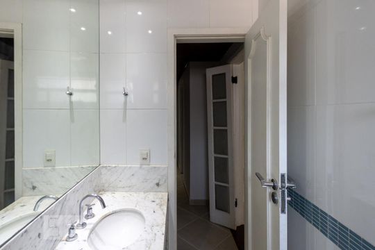 Banheiro de apartamento à venda com 3 quartos, 100m² em Grajau, Rio de Janeiro