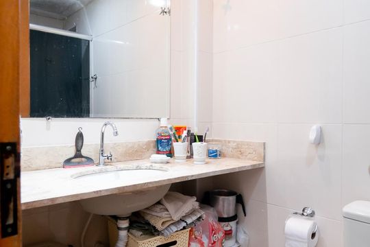 Banheiro Social de apartamento à venda com 3 quartos, 70m² em Vila Constança, São Paulo