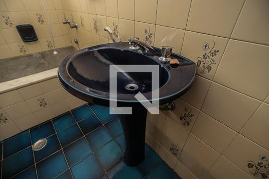 Banheiro de apartamento à venda com 2 quartos, 60m² em Água Branca, São Paulo