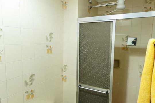 Banheiro de apartamento à venda com 1 quarto, 35m² em Glória, Porto Alegre