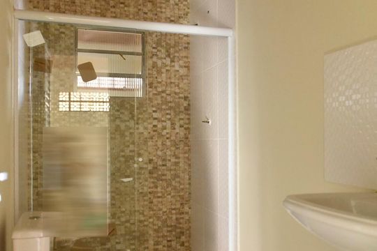 Banheiro de kitnet/studio para alugar com 1 quarto, 50m² em Vila Invernada, São Paulo