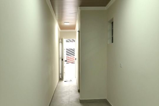Corredor interno de kitnet/studio para alugar com 1 quarto, 50m² em Vila Invernada, São Paulo