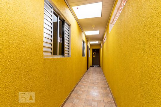 Corredor de acesso  de casa para alugar com 1 quarto, 55m² em Parque Cisper, São Paulo