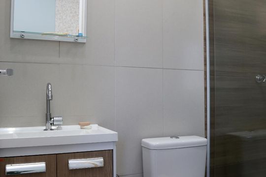 Banheiro de kitnet/studio para alugar com 1 quarto, 24m² em Jardim Monte Kemel, São Paulo