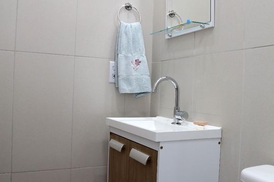Banheiro de kitnet/studio para alugar com 1 quarto, 24m² em Jardim Monte Kemel, São Paulo