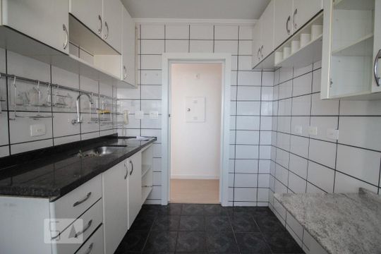 cozinha de apartamento para alugar com 2 quartos, 54m² em Parque Maria Domitila, São Paulo