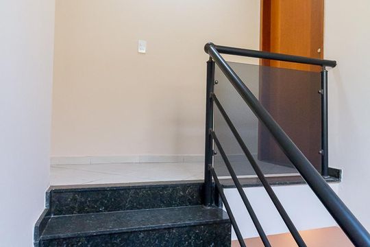 Escadas de casa à venda com 3 quartos, 135m² em Vila Fátima, Guarulhos