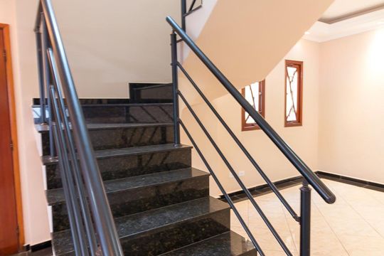 Escadas de casa à venda com 3 quartos, 135m² em Vila Fátima, Guarulhos