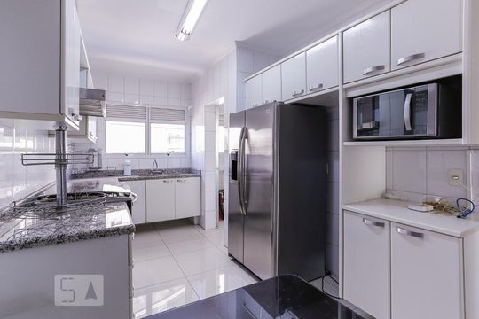 Cozinha de apartamento para alugar com 3 quartos, 131m² em Vila Ipojuca, São Paulo