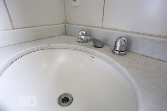 Banheiro Social - torneira de apartamento para alugar com 3 quartos, 75m² em Centro, Osasco