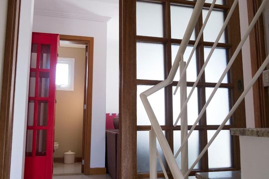 Escada de casa à venda com 3 quartos, 180m² em Tristeza, Porto Alegre