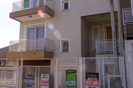 Fachada de casa à venda com 3 quartos, 180m² em Tristeza, Porto Alegre