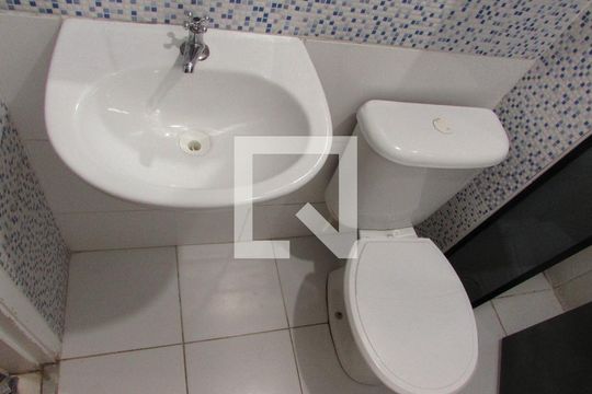 Banheiro de apartamento para alugar com 2 quartos, 46m² em Parque Pinheiros, São Paulo