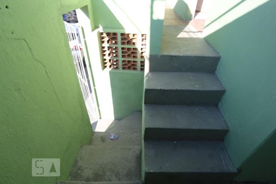 Escadas de acesso de casa para alugar com 1 quarto, 20m² em Mutinga, Osasco