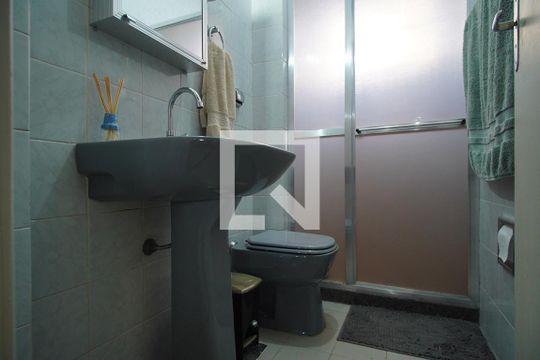 Banheiro  de apartamento à venda com 1 quarto, 56m² em Jardim Floresta, Porto Alegre