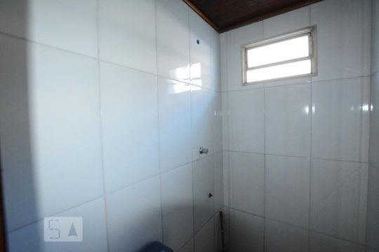 Banheiro social de apartamento para alugar com 1 quarto, 115m² em Marechal Hermes, Rio de Janeiro