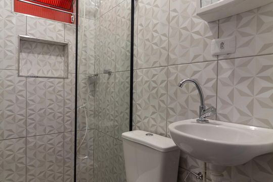 Banheiro de kitnet/studio para alugar com 1 quarto, 12m² em Vila Gomes, São Paulo