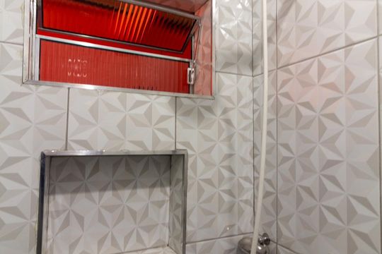 Banheiro de kitnet/studio para alugar com 1 quarto, 12m² em Vila Gomes, São Paulo