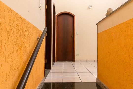 Escadas de casa para alugar com 3 quartos, 385m² em Vila Endres, Guarulhos