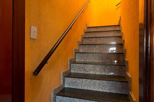 Escadas de casa para alugar com 3 quartos, 385m² em Vila Endres, Guarulhos