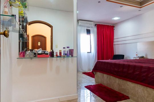 Quarto 3 suíte de casa para alugar com 3 quartos, 385m² em Vila Endres, Guarulhos