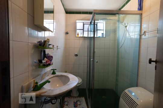 Banheiro 2 de casa à venda com 3 quartos, 96m² em Parque Peruche, São Paulo